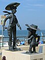 Die Figuren Lucky Luke und Joe Dalton als Statuen. Sie stehen am Strand von Middelkerke in Belgien.