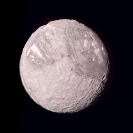 Fotografia de Miranda (Urà v) realitzada per la sonda espacial Voyager 2 a 480 km de distància, 1986