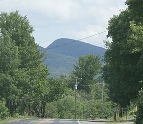 Muntele Glen văzut de pe autostrada 243 spre est.