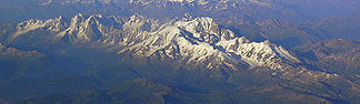D Mont-Blanc-Gruppe vu Weschte, derhinter d Walliser Alpe