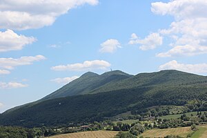 The Monte Cetona seen from Sarteano (north) (left the summit cross, right the Poggio Restone with the antenna system)