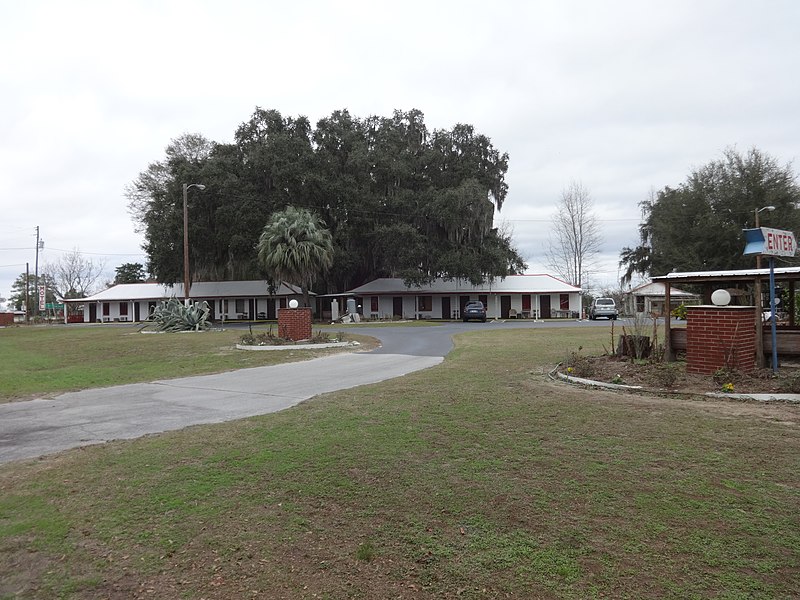 File:Motel, US41, south of Jasper, Hamilton County.JPG