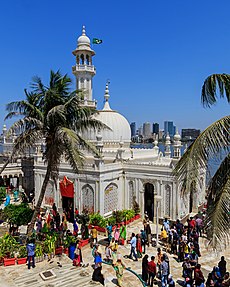 Mumbai 03-2016 13 Haji Ali Dargah.jpg