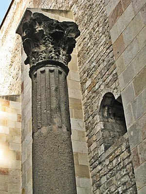 Museu Marès, columna romana al pati.jpg