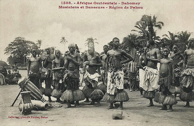 File:Musiciens et danseurs-Région de Pahou (Dahomey).jpg