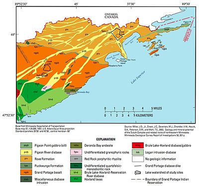 Este mapa del lecho rocoso del extremo noreste de Minnesota muestra la Formación Rove invadida por la Diabase del río Pigeon.  La Formación Puckwunge es la banda verde muy delgada que se extiende desde Raspberry Point en el Lago Superior hacia el interior oeste-noroeste.