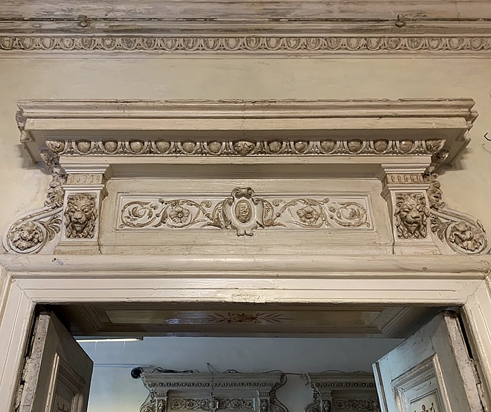 File:Neo-Renaissance ornaments above a door in the D.A. Sturdza House (Cărturești Verona when the photo was taken), each door having the same thing above them, in Bucharest (Romania).jpg