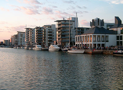 Khu Norra hamnen lúc mặt trời lặn, với nhà văn hóa Dunkers kulturhus ở bên phải.