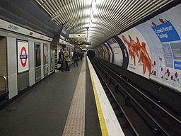 Old Street stn Northern southbound look north