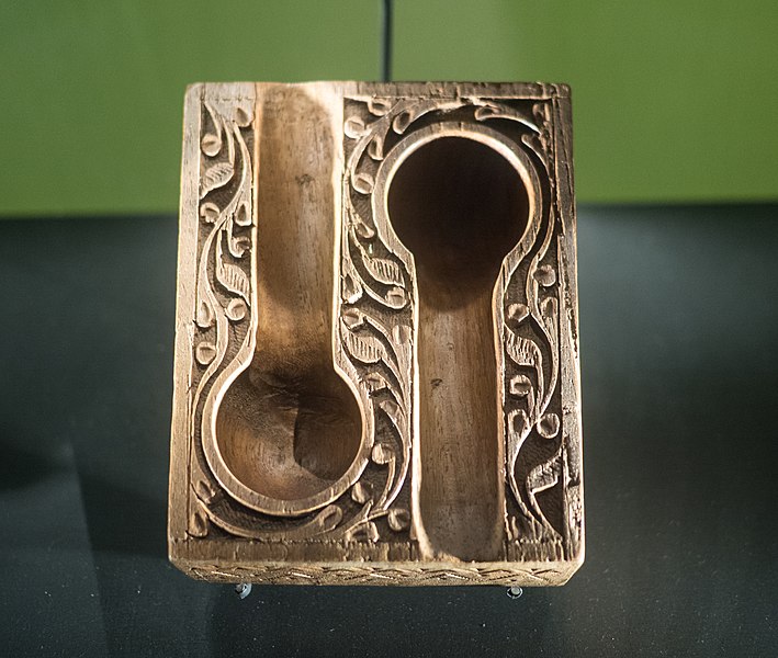 File:Oliver Williamson's pipe holder at the Nobel Museum (51953).jpg