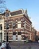 Herenhuis, hoekpand in Neorenaissance stijl met vier bouwlagen, siermetselwerk, bakstenen gevels met speklagen, topgevel met vensters, kroonlijst en een plat dak met dakschilden (Gouda-Centrum)