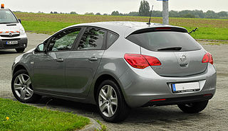 File:Opel Astra (J) – Heckansicht, 21. Juni 2011, Heiligenhaus.jpg -  Wikimedia Commons