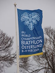 Logo officiel de la compétition sur ce drapeau