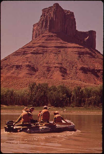 File:PASSENGERS ON A RIVER TRIP SOUTH FROM MOAB ON THE COLORADO PASS BENEATH ONE OF THE TOWER-LIKE ROCK FORMATIONS... - NARA - 545745.jpg