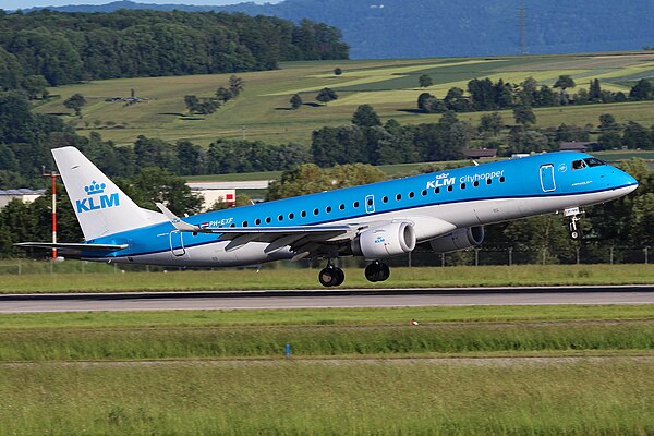 A KLM Cityhopper Embraer E190 in the post-2014 livery – note the downsweep of the cheatline.