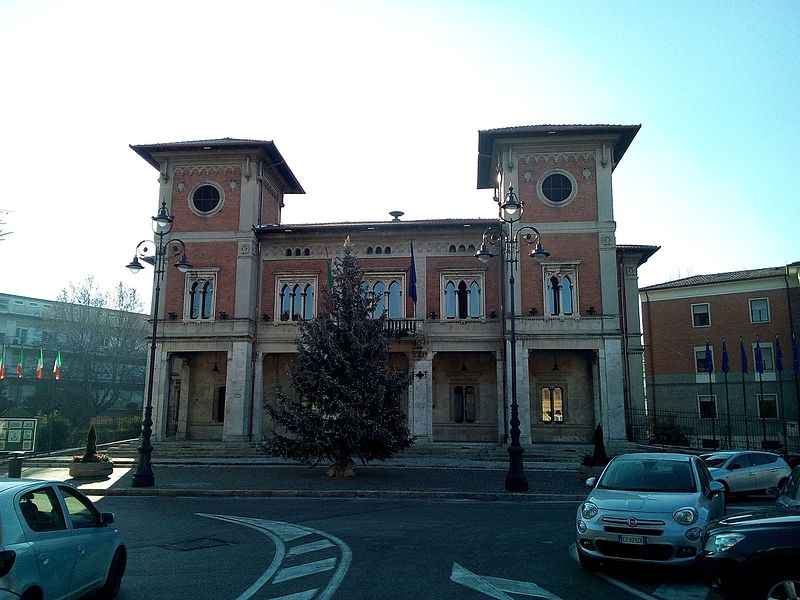 File:Palazzo municipale a Natale Avezzano.jpg