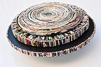 אמנות אקולוגית ביצירת ספירלה מעגלית ב 3 שכבות שונות, המעוצבות מנייר מגזין צבעוני, הוצג בתערוכת "אמנות הנייר".