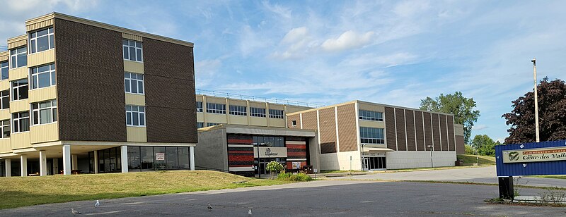 File:Papineauville (QC)-École secondaire Louis-Joseph Papineau-2022-07-31.jpg