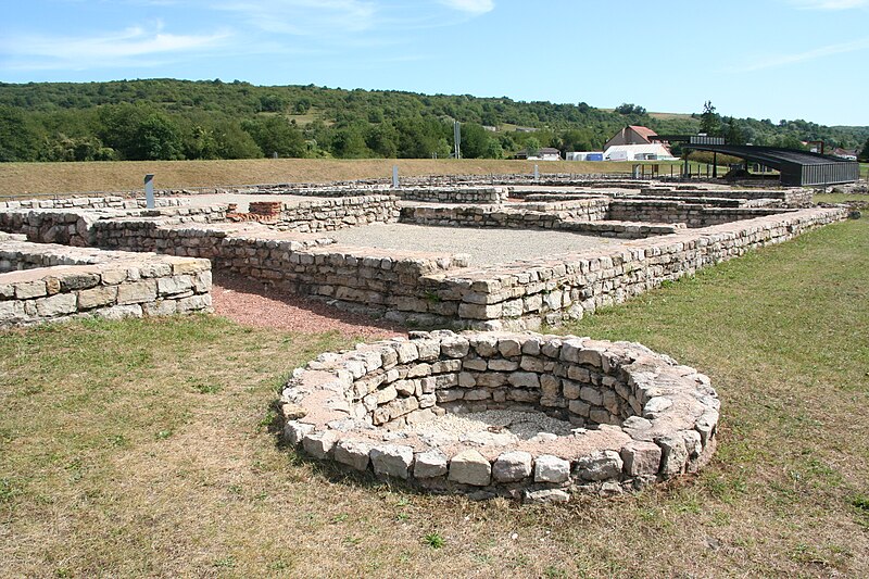 File:Parc archéologique européen de Bliesbruck-Reinheim - Maison avec puits.jpg