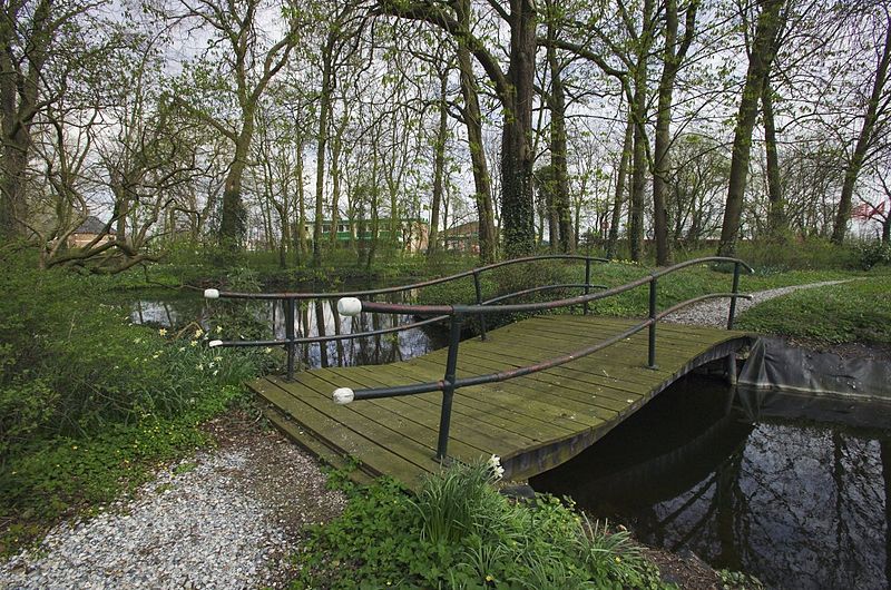 File:Park, achterzijde, golvende voetbrug van hout en staal - Kollum - 20376873 - RCE.jpg