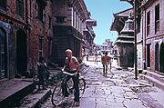 Patan-02-Tourist mit Fahrrad-1976-gje.jpg