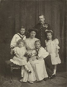 רוזה, ארכידוכסית אוסטריה (משמאל), עם הוריה ואחיה