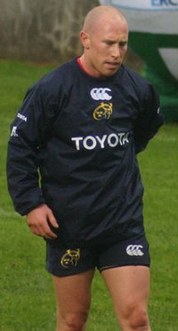 Photo en demi-grandeur d'un joueur de rugby se tenant debout sur le terrain
