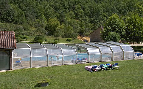 Verschiebbare Schwimmbadabdeckung mit Lichtplatten