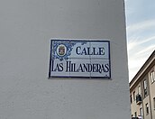 Placa, de cerámica talaverana, de la Calle Las Hilanderas.