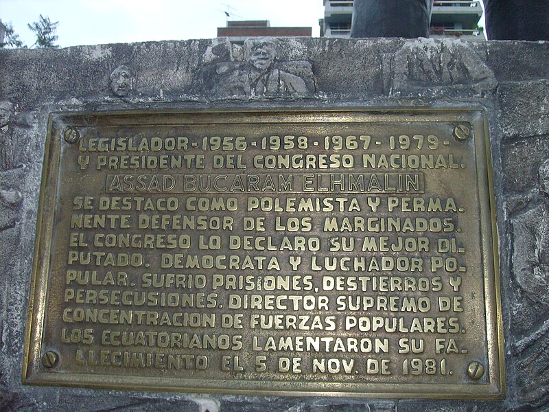 File:Placa de la base posterior del monumento a Bucaram.JPG