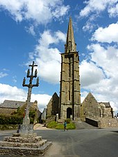 Le calvaire devant l'église Saint-Yves.