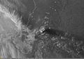 Družicový snímek vlečky popela během erupce 2015.