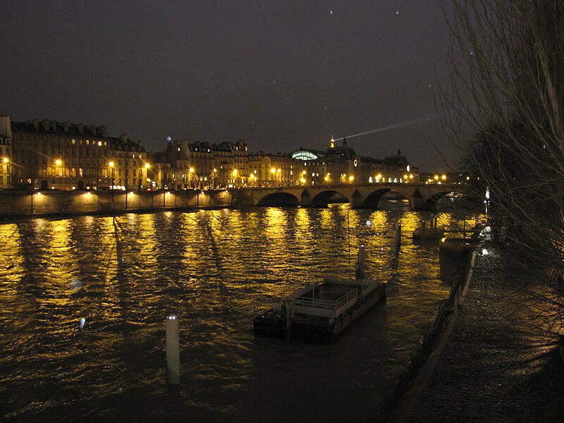 File:Pont Royal at night (101).jpg