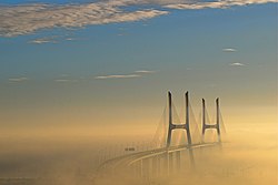 Il ponte Vasco da Gama emerge dalla nebbia