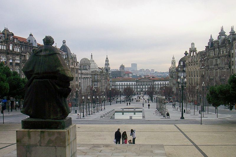 File:Porto Praca General H Delgado Av dos Aliados.JPG