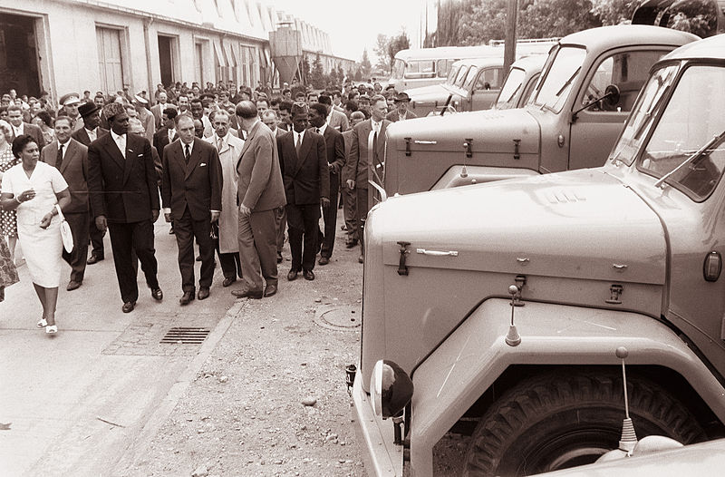 File:Predsednik republike Mali Modibo Keita s spremstvom v Tovarni avtomobilov in motorjev Maribor 1961 (3).jpg