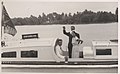 Il principe Filippo saluta mentre lui e la regina Elisabetta, accompagnati da John Clunies-Ross, tornano alla loro nave da Home Island (1954)