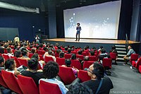 Laza accueille le public à la projection d'une des compétitions officielles des RFC 11 à l'Institut Français de Madagascar, 2016.