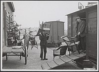 Stoelen ingeladen in wagons