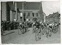 Belgisch kampioen Rik Van Steenbergen spurt naar winst in de eerste editie (1945). Foto uit collectie KOERS. Museum van de Wielersport.