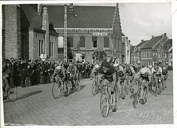 Rik Van Steenbergen winning the inaugural Dwars Door België in 1945