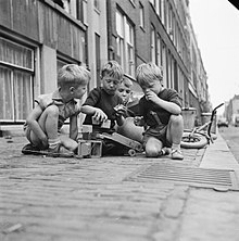 [2] Früher spielten Kinder regelmäßig auf der Straße.