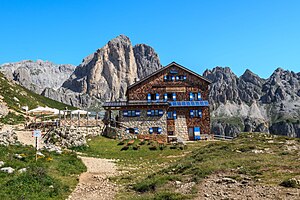 Ansicht von Süden, im Hintergrund die Cima Mugoni