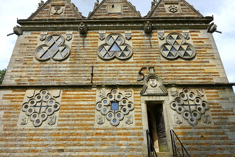 File:Rushton Triangular Lodge, side 15 - Northamptonshire, England - DSC09389.jpg