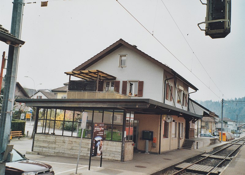 File:SBB Historic - F 122 01216 005 - Zell VHB-BLS Stationsgebaeude mit Gueterschuppen Bahnseite.jpg