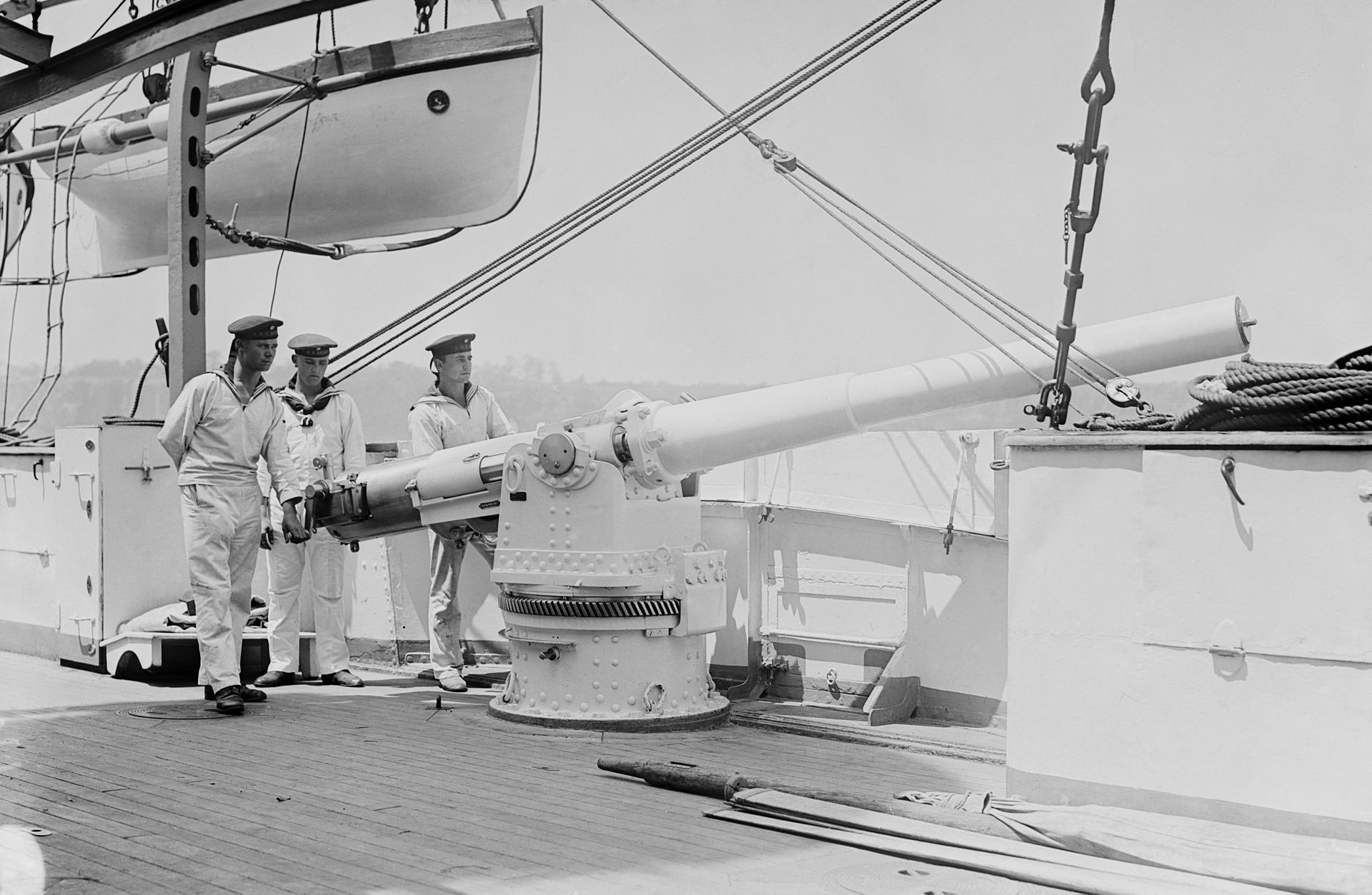 1920px-SMS_Bremen_Gun_LOC_08813u.jpg