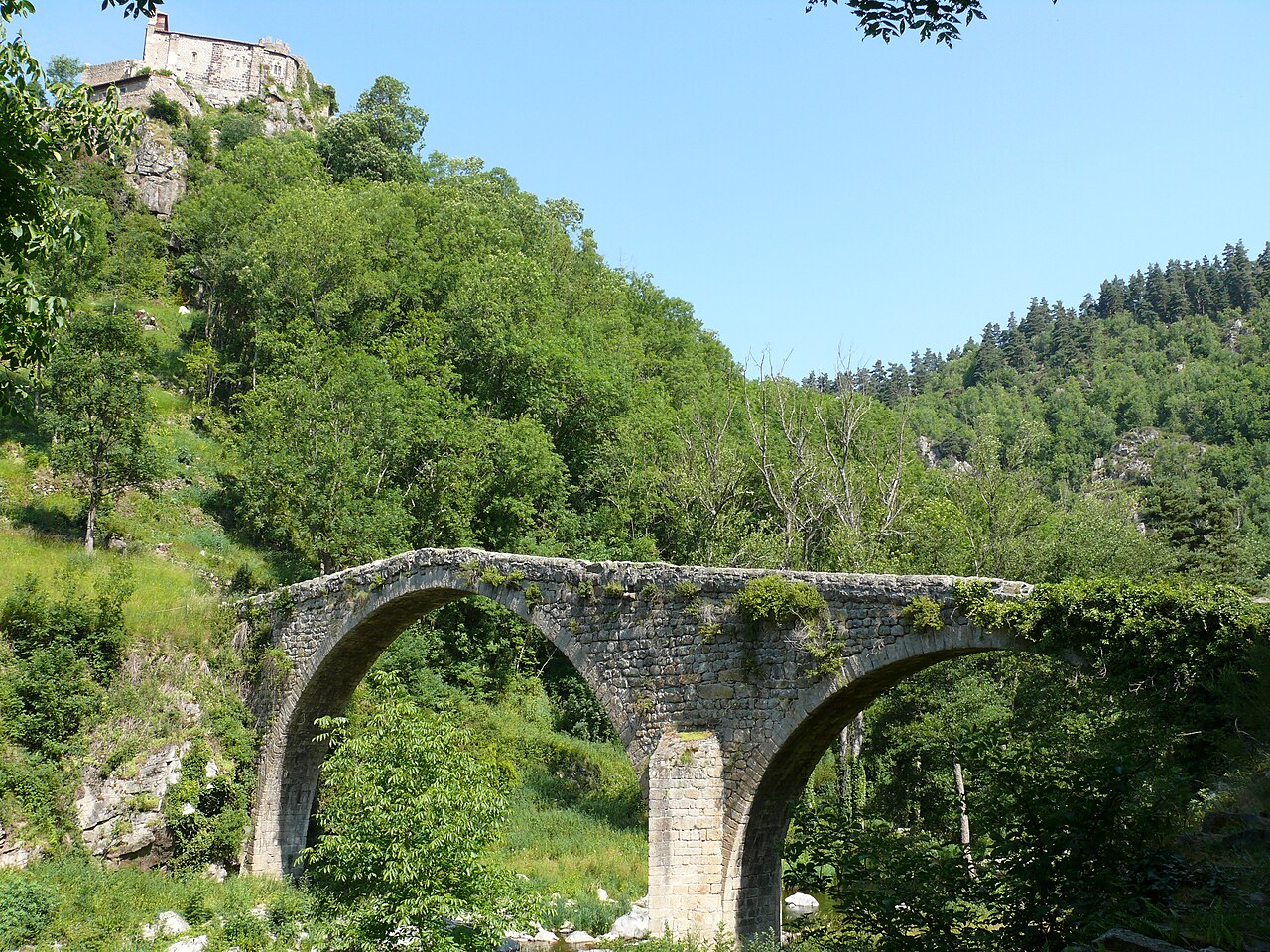 Pont du Diable au-dessus de l'Ance et la chapelle de Chalencon.