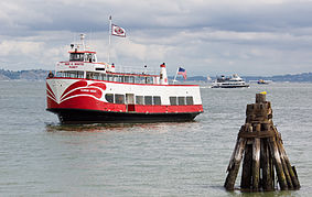 English: Red & White Fleet Harbor Queen near Pier 45 in San Francisco. Polski: Statek Harbor Queen floty Red & White w pobliżu pirsu 45 w San Francisco. English: Red & White Fleet Harbor Queen near Pier 45 in San Francisco.