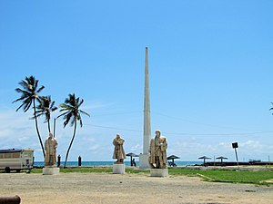 Drei der Entdecker-Statuen vor dem Museum.