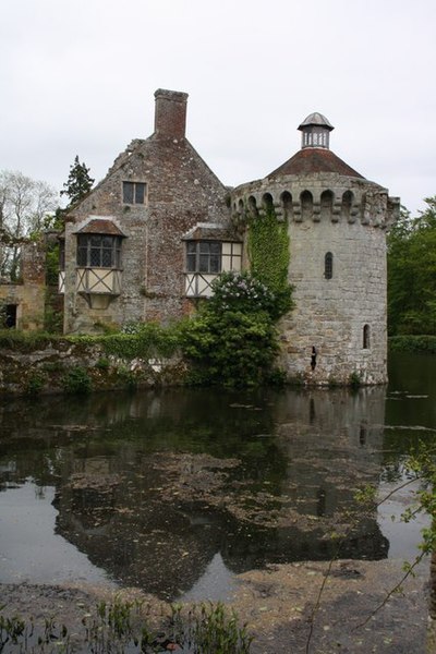File:Scotney Castle and moat - geograph.org.uk - 1308354.jpg